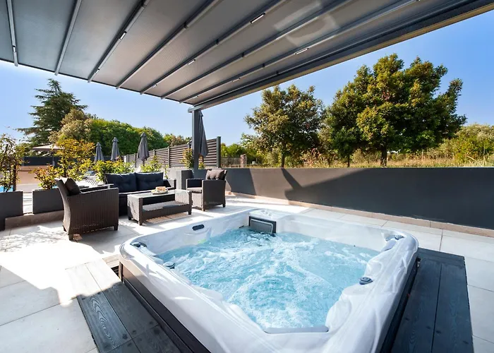 Apartment With Private Jacuzzi Garbin 1 And Garbin 2