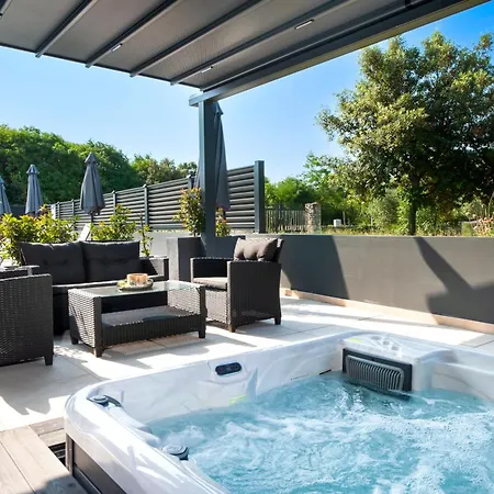 아파트 With Private Jacuzzi Garbin 1 And Garbin 2 로비니